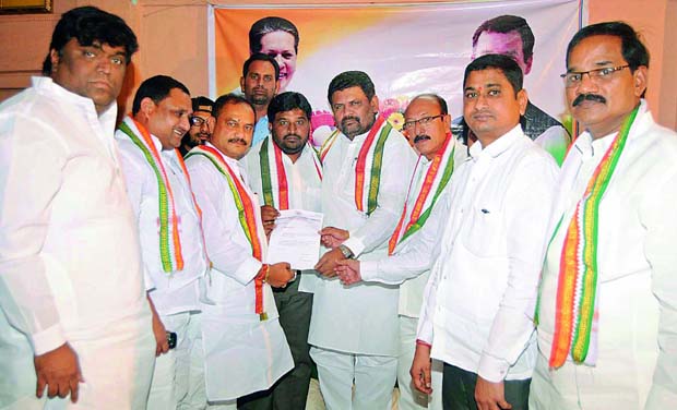 Congress party minority department state chairman Khaja Fakruddin hands over appointment order of city minority department chairman to Irfan Ali at Congress Bhavan in Nizamabad on Sunday. (Photo: DC) Congress party minority department state chairman Khaja Fakruddin hands over appointment order of city minority department chairman to Irfan Ali at Congress Bhavan in Nizamabad on Sunday. (Photo: DC)